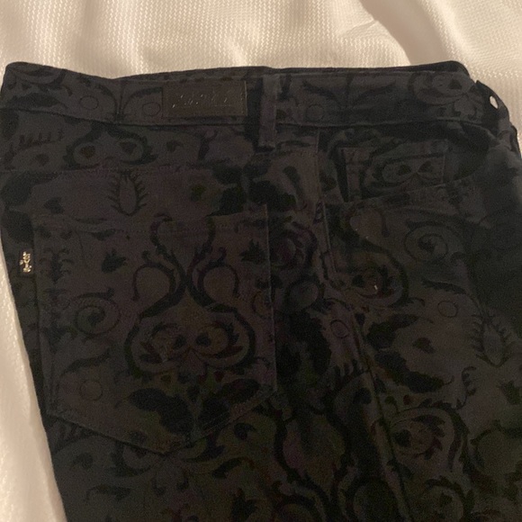 Levi’s size 6 black jeans with velvet detail.  Only worn once. - Picture 4 of 5